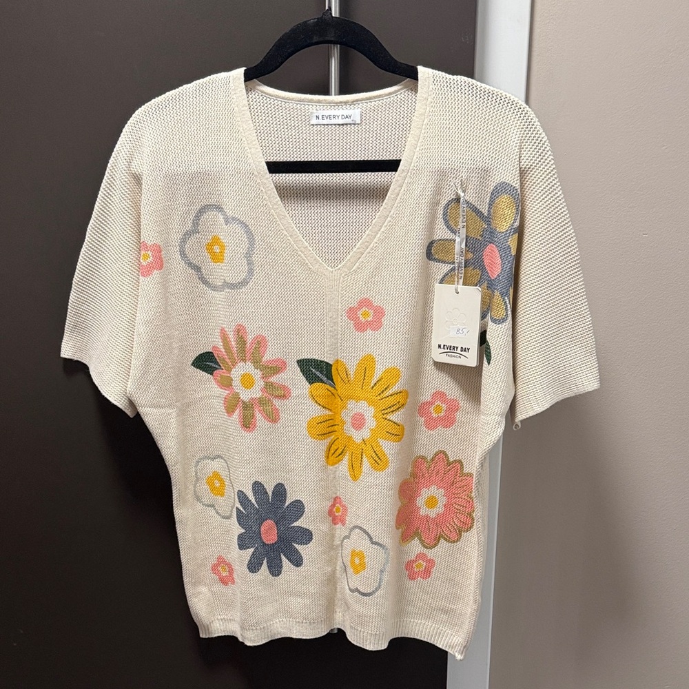 NWT N. Every Day Floral Knit Sweater Top One Size Cream V-Neck Short Sleeve